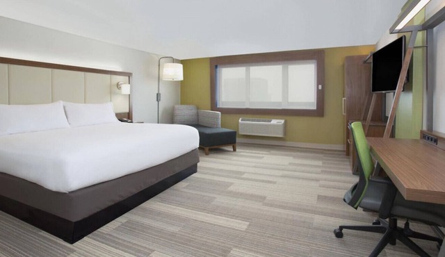 Escape to a Contemporary Suite w/ Breakfast!