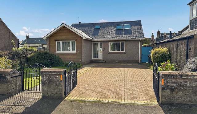 Escape to a cosy coastal retreat in Montrose, where you can unwind in style.