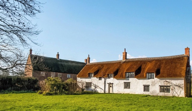Escape to a cosy six-bedroom holiday home in Ilton.