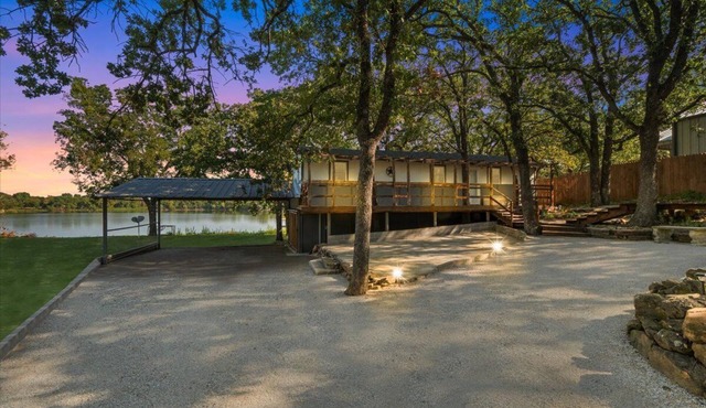 Escape to a Cozy Lakefront Cabin on Lake Amon Carter with Private Dock