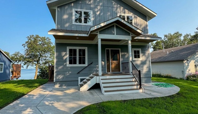 Escape to a lakeside cabin with stunning panoramic views of Ottertail Laken