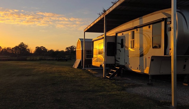 Escape to a luxury 1BR/1BA 5th wheel. Full indoor/outdoor kitchen, & LOTS more!