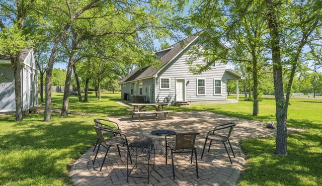 Escape to a peaceful country retreat just minutes from College Station