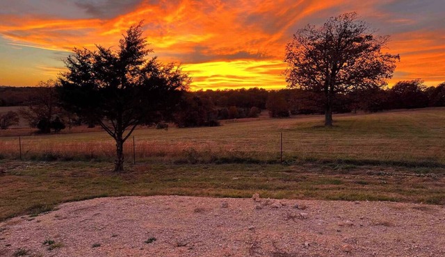Escape to a peaceful Ozarks cabin near the Buffalo National River, perfect for couples and small families. Enjoy mountain views, a cozy private setting, and easy access to hiking trails, waterfalls, and Eureka Springs.