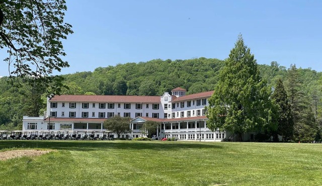 Escape to a Relaxing Room for a Perfect Pocono Adventure