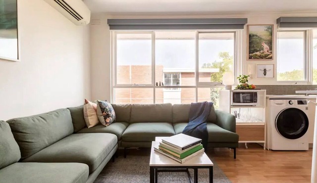 Escape to a Tree Top Retreat in Vibrant Elwood!