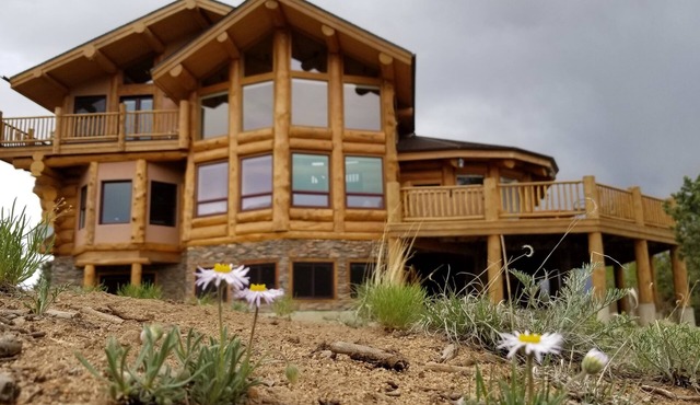 Escape to an Extraordinary Log Home, amazing views, hot tub, secluded, tranquil