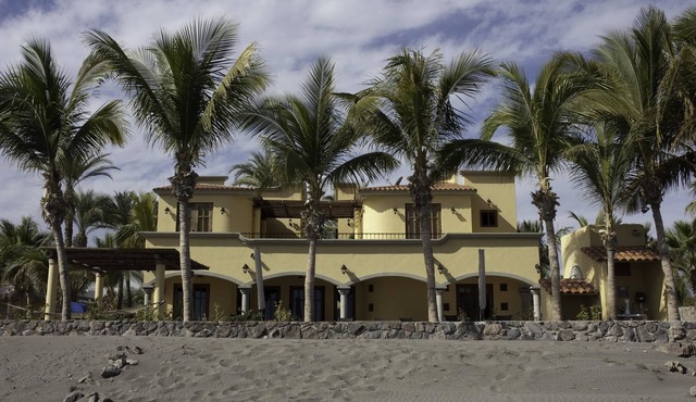 Escape To An Ocean Front Five Star Paradise : A 10 minute walk into Loreto