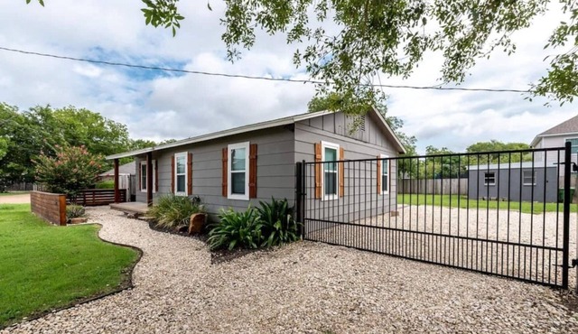Escape to Bear Den Retreat—your private Waco sanctuary just 5 mins from Baylor Whether you're gathering with family, going to the game or chasing Chip & Jo dreams, this Texas stay is where style meets soul.