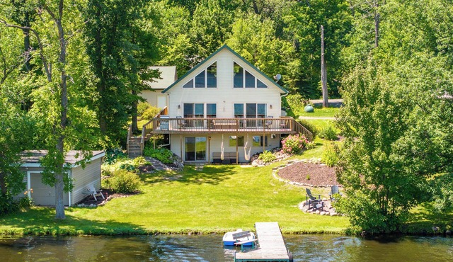 Escape to Blake Lake! Your Perfect Getaway Awaits!