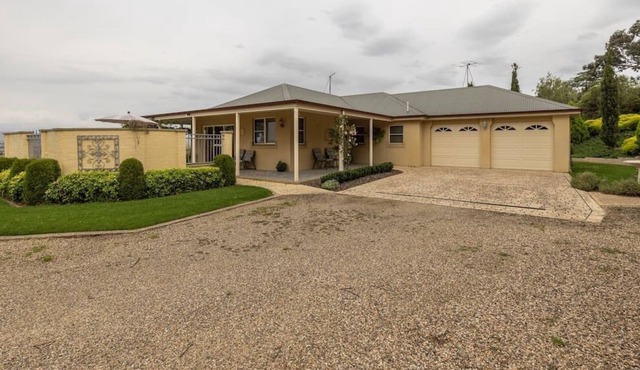 Escape To Camellia Cottage For A Relaxing Bathurst