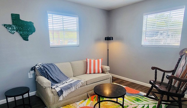 Escape to Comfort & Charm for 4 in Texas’ BBQ Hub!