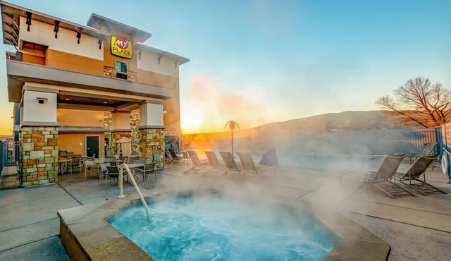 Escape to Comfort: Room with Kitchen Near Local Attractions, Pet-Friendly