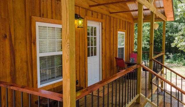 Escape to cozy 2-bedroom cabin near Ouachita Forest 4 min drive away