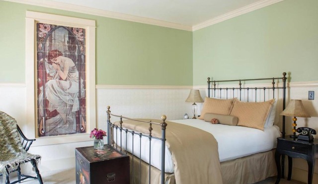Escape to Cozy Historic Inn Offering Both Relaxation and Convenient City Access