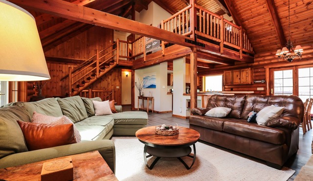 Escape to cozy spacious log cabin in woods