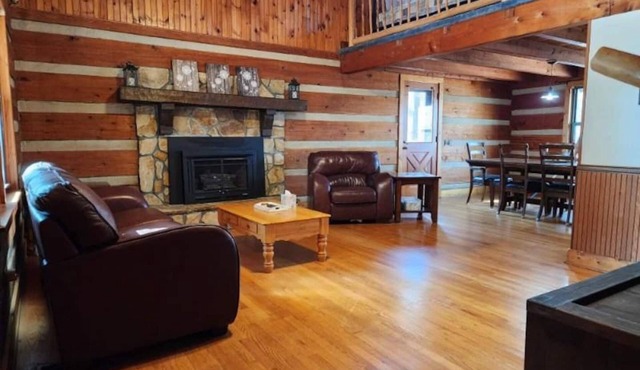 Escape to discover the perfect balance of serenity and convenience. Our beautiful cabin provides a calm, relaxing atmosphere, all while being just minutes away from the lively energy of Mooresville and Lake Norman.