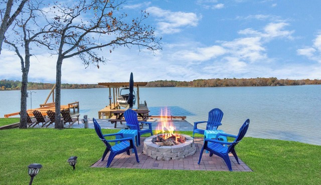 Escape to Dockside -Lakefront Villa on Livingston