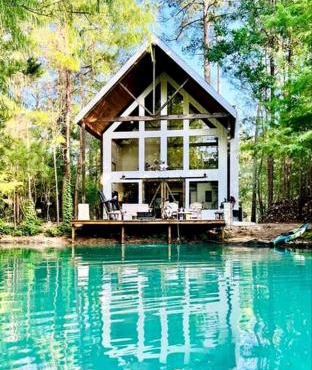 Escape to Elegance: Waterfront Cabin in a Texas Forest – Ideal Glamping Getaway
