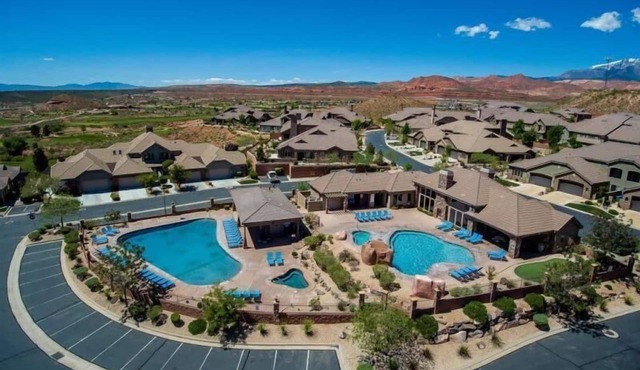 Escape to Emerald Cove -2 Pools and Hot Tub!