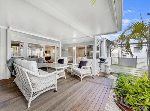 Escape to Emerald Springs - Palm Trees & Pool