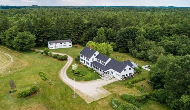 Escape to Farm Bliss- Heated Pool & Sheep, Close to attractions, apt sized unit