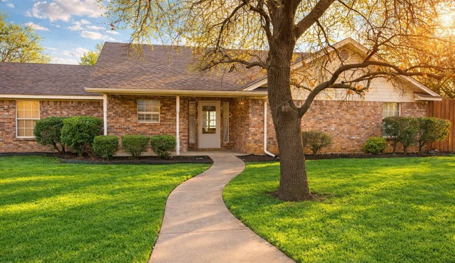 Escape to Floral Cottage, a charming 3-bed, 2-bath retreat in Gainesville for up to 8 guests. This peaceful home in a quiet residential area features a private pool & spacious yard. Perfect for families or groups seeking a relaxing getaway.