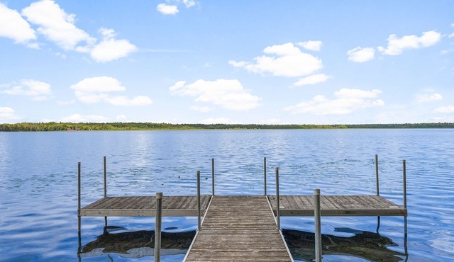 Escape to Four Seasons at Calabogie, a cozy chalet that welcomes you year-round!