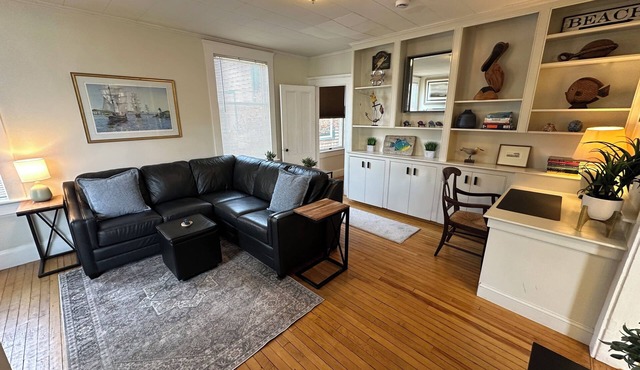 Escape to harbor bliss in this private cottage unit in Newport's Yachting Village! Complete with kitchen, private deck with water views, mini-split AC, TV, Wifi and off-street parking. Steps to harbor, Thames Street, restaurants - Relax & Enjoy!