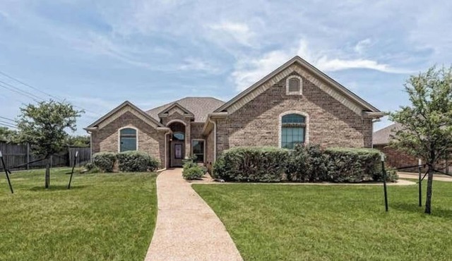 Escape to Hewitt Homestead—your private Waco sanctuary just 10 mins from Magnolia. Whether you're gathering with family or chasing Chip & Jo dreams, this bold Texas stay is where style meets soul.