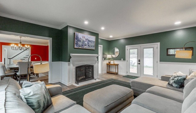 Escape to Hilltop Hideaway in Chattanooga—4 beds, 3 baths, mountain views, sleeps 8!