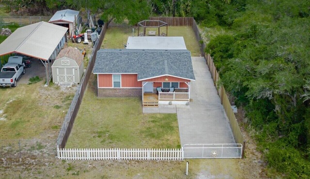 Escape to Howdy Hideout—a charming 3-bed, 2-bath retreat near Port Aransas and Rockport.