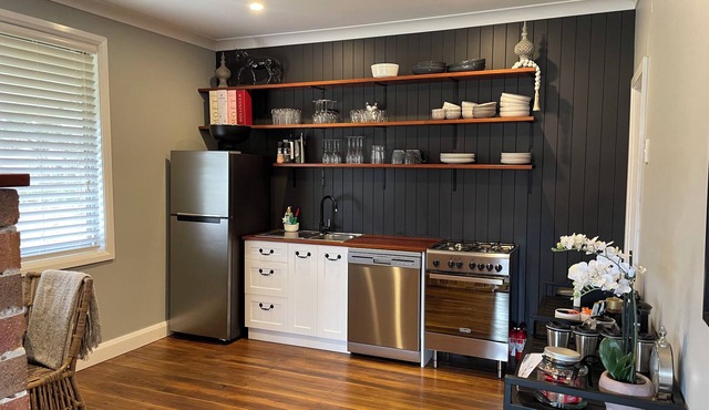 Escape to Hunter Valley at Thallan Cottage. Pet-Friendly Outdoor Baths & Firepit