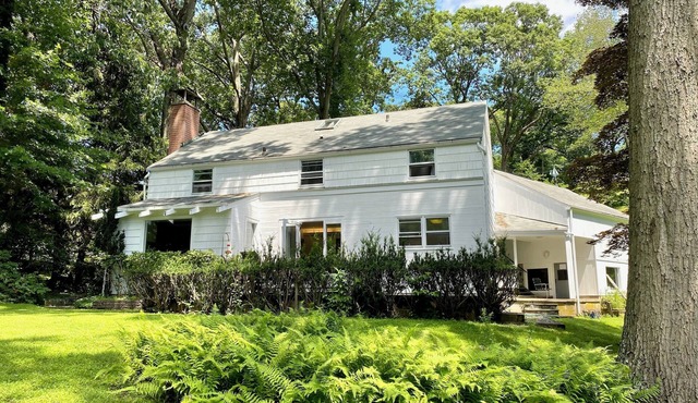 Escape to it all! Light & Sunny Nantucket Cottage in wonderful Rowayton Village!