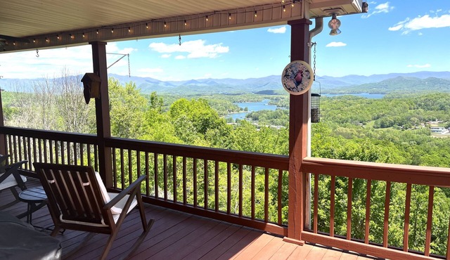 Escape to Lake Chatuge! Stunning views of the mountains and lake!