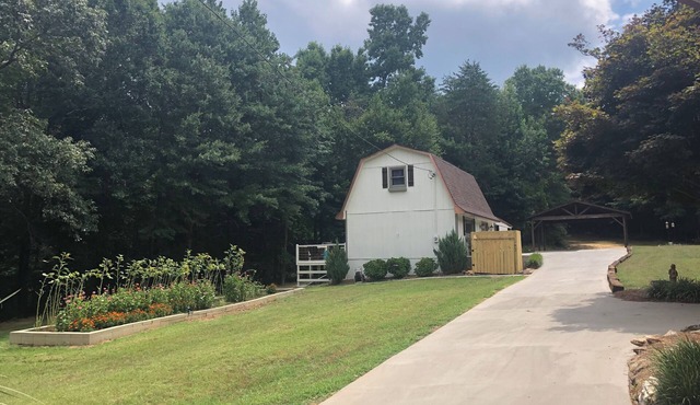 ESCAPE to Lake Hartwell. Large, 2/1 guest cottage on 5.29 acres with dock.