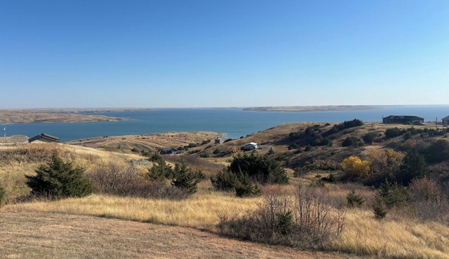 Escape to Lake Oahe: Breathtaking Views, Boat Ramp Near & Vast Hunting Grounds
