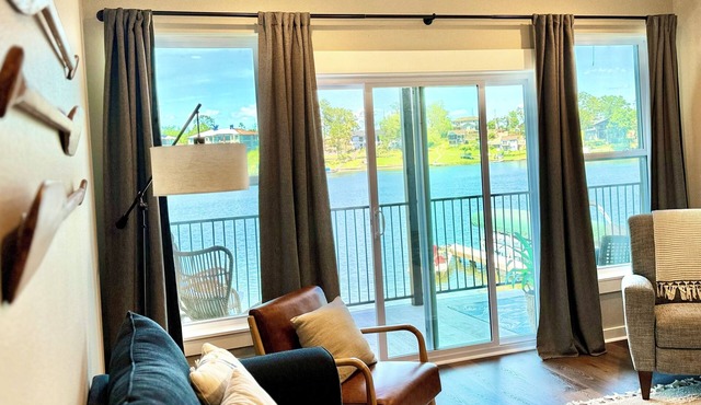 Escape to Lakefront Walk-in on Lake Hamilton!