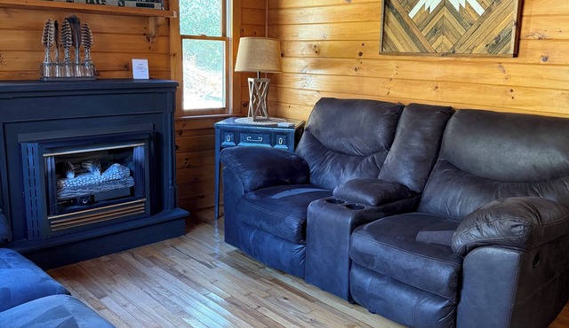 Escape to Linville Falls & Jonas Ridge: Spacious home, yard and adorable creek!