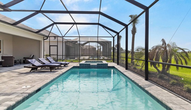 Escape to Luxury: Private Pool with Golf Views