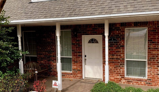 Escape to Luxury: Stunning 6-Bedroom Lakefront Home on Lake Eufaula!
