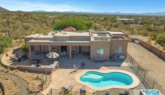 Escape to Luxury - Stunning Views, Private Pool & Hot Tub Near Saguaro NP