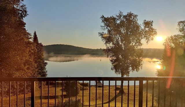 Escape to Muskoka Tranquility: Lakeside Bliss Awaits at Our Charming Cottage!