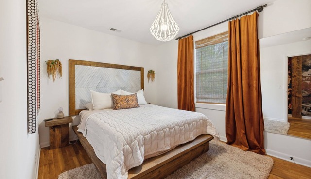 Escape to Nashville: 15 min to Downtown & BNA, sleeps 4, gated parking!