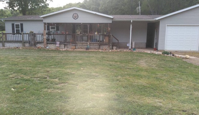 Escape to. Nature 40acres of beauty. 3br 2ba with trails, creek2 car garage .
