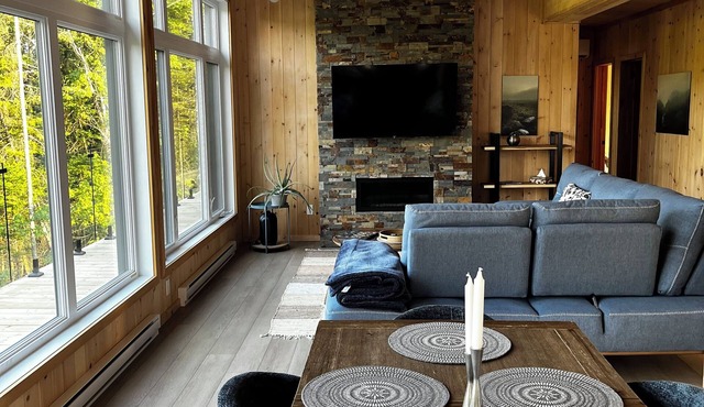 Escape to nature: chalet with spa, hiking, and lake access!