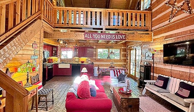 Escape to Nature: Charming Custom Log Cabin at Bass Lake, Gateway to Yosemite