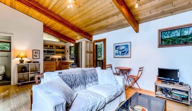 Escape to Nature: Cozy Lakeside Cottage on Lily Pond