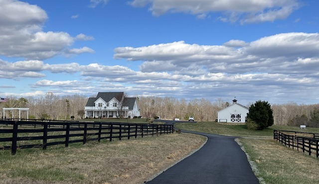 Escape to Nature: Exquisite Retreat Perfect for Gatherings near Charlottesville