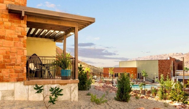 Escape to Nature's Bliss! Complimentary Breakfast, Pool, and Hot Tub!